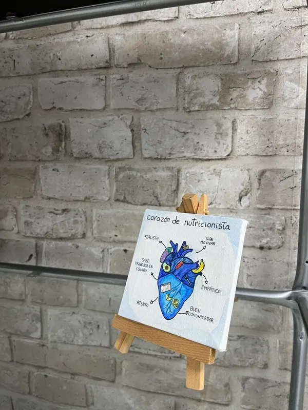 Lámina «corazón de nutricionista» en un caballete de la consulta