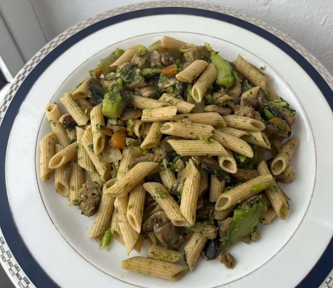 Plato de macarrones integrales con verduras y setas